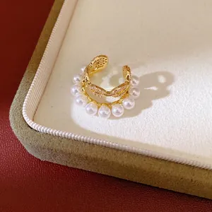 Elegante brazalete de oreja de doble capa con perlas y circonitas doradas de estilo minimal