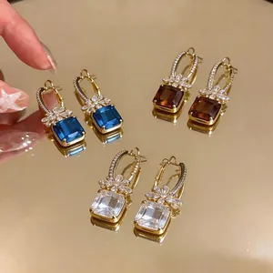 Luxuriöse geometrische Creolen mit Blumen und bunten Zirkonia-Steinen in Goldoptik
