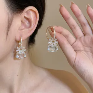 Elegante Creolen aus Silbernadel mit geometrischen Zirkonia-Blumen im luxuriösen Design