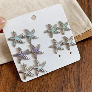 Primer plano detallado de varios colores de pendientes de estrella de mar en tarjeta