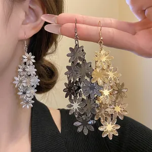 Orecchini a Pendente con Nappina in Metallo Fiore Design Botanico Traforato Perno in Argento Gioielli di Lusso Leggero Donna