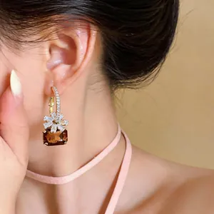 Elegante florale Zirkon-Creole mit einem großen bernsteinfarbenen Kristallanhänger.