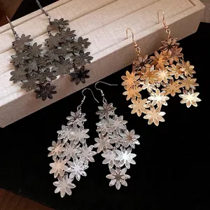 Eleganti orecchini a goccia con nappe a fiori in metallo oro argento e grigio