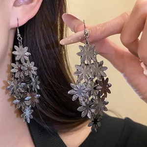 Orecchini a gancio con nappe di fiori in metallo argento brunito stile vintage