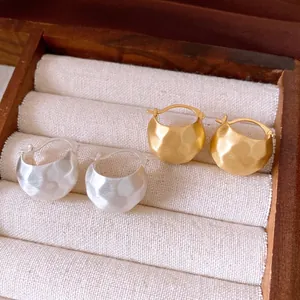 Elegante gebürstete halbkreisförmige Huggie-Ohrringe in Gold und Silber, Luxus im französischen Stil