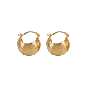 Elegante gebürstete goldene halbrunde Huggie-Creolen mit einer matten Oberfläche