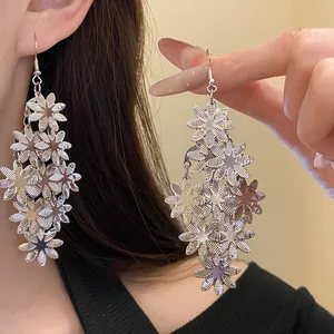 Eleganti orecchini a goccia in metallo argentato con nappe floreali per dettagli moda