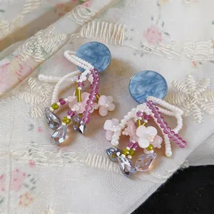 Boucles d'oreilles fleuries faites à la main avec clous ronds bleus et pendentifs cristal