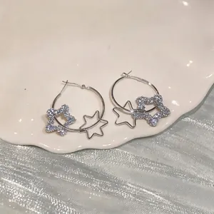 Élégantes créoles argentées avec résine scintillante et pendentifs étoiles ajourées