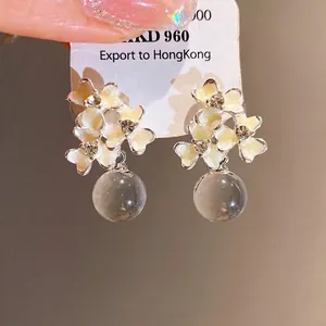 Elégantes boucles d'oreilles fleurs en émail crème avec breloques sphères