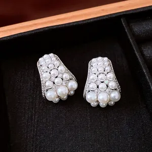 Orecchini a perno vintage con zirconi e perle a grappolo in stile lusso per donna
