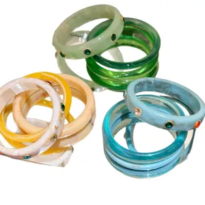Bracciali rigidi in resina colorata con strass incastonati in vari colori effetto marmo
