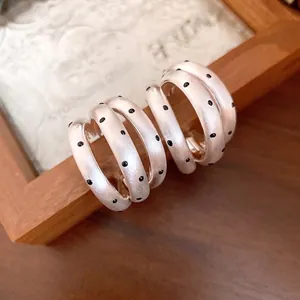 Elegante französische Retro-Ohrringe mit dreischichtigen Punkten und gebürstetem Silber