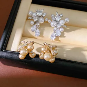 Eleganti Orecchini a Bottone con Farfalla in Zirconia e Perla Artificiale con Perno in Argento 925 Gioielli di Lusso