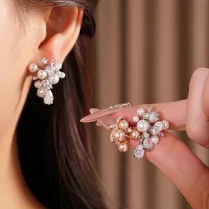 Eleganti orecchini in argento con zircone, farfalla e perle per un look raffinato