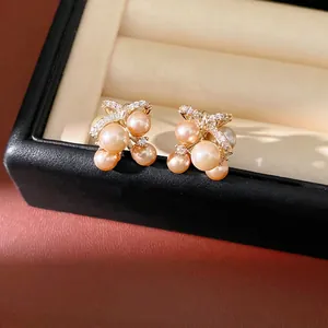 Eleganti orecchini a grappolo di perle con fiocco e accenti in zirconia cubica