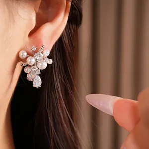 Eleganti orecchini a perno in argento con cluster di zirconi, perle e goccia
