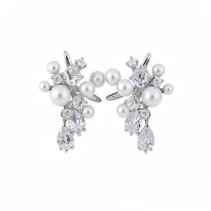 Eleganti orecchini a lobo in argento con zirconi e perle bianche rotonde classiche
