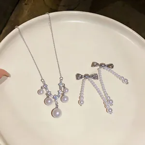 Silbernes Schleifen-Perlenketten- und Ohrring-Set mit funkelnden Zirkonia-Details