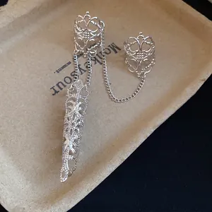 Gothisches hohles Silber-Filigran-Fingerpanzer-Ring-Set mit Ketten und Kegeldesign