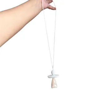 Collana minimalista con pendente geometrico irregolare in stile coreano su cordino bianco