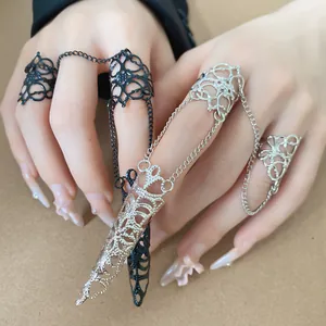 Nahaufnahme von gotischen hohlen Fingerringen mit Ketten in Schwarz und Silber