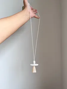 Collana lunga minimalista con pendente in pietra geometrica irregolare
