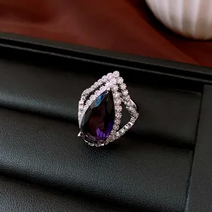 Detailansicht eines Vintage-Tropfenrings mit tiefviolettem Zirkonia und Pavé-Besatz.
