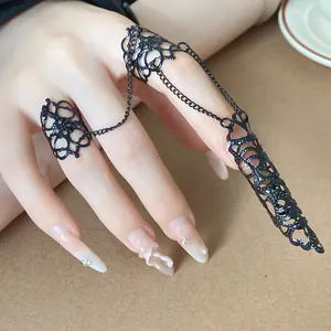 Gothischer hohler schwarzer Metall-Fingerring-Panzer mit feinen Kettenverbindungen