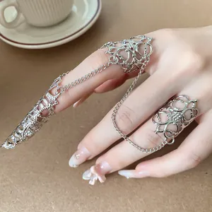 Detailansicht eines gotischen silbernen hohlen konischen Fingerrüstungsrings mit Kette