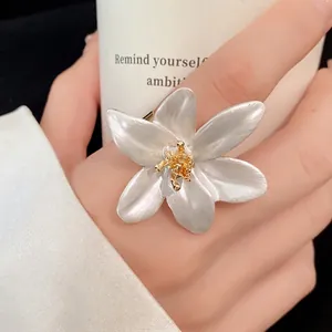 Vintage Enamel Flower Open Ring Women Adjustable Minimalist Gold Plated White Floral Finger Ring Fashion Jewelry Gift