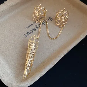 Detaillierte Nahaufnahme einer goldenen gotischen Fingerrüstung mit filigranen Kettenverbindungen