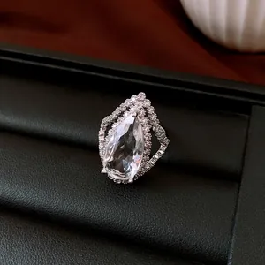 Detailansicht eines Vintage-Zirkonrings in Birnenform mit Heiligenschein-Einfassung