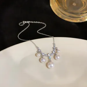 Detaillierte Nahaufnahme einer eleganten Silberkette mit Perlen und Zirkonia-Anhängern