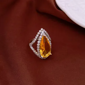 Nahaufnahme eines Vintage-Rings mit birnenförmigem gelbem Zirkonia und Silberband