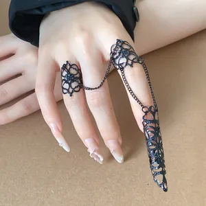Gotischer schwarzer Ring mit Filigran-Fingerrüstung und Kette für individuellen Stil.