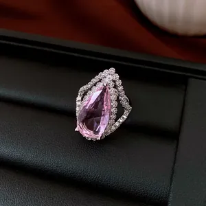 Detailansicht eines Vintage-Rings mit rosa tropfenförmigem Zirkon und Pavé-Fassung.