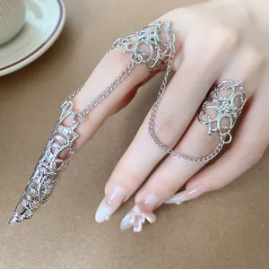 Gothisches hohles, konisches Silber-Fingerhüllen-Ring-Set mit Ketten-Detail für Zeigefinger