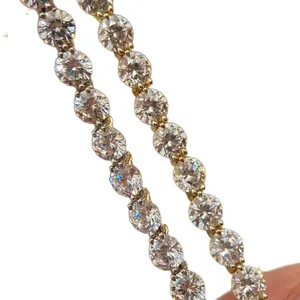 Vista macro dettagliata di un bracciale tennis in oro di lusso con brillanti zirconi tondi.