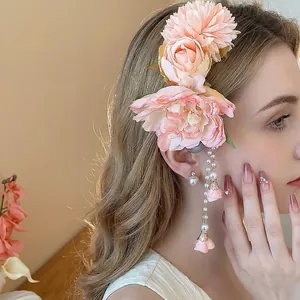 Barrette à fleurs en tissu rose avec de longs pompons en perles pour un style de vacances
