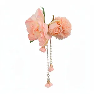 Pince à cheveux élégante en fleurs de tissu rose avec perles pendantes pour accessoire