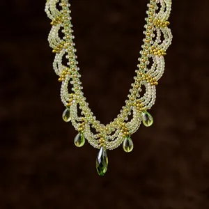 Collier en dentelle de perles de verre vertes et dorées avec des pendentifs en cristal