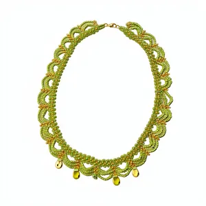 Collier frais en perles de verre vert et or avec dentelle et pendentifs en forme de goutte.