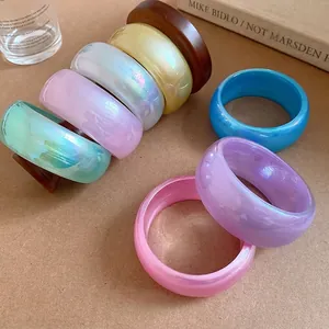 Bracelets larges en résine gelée transparente aux tons pastels d'été
