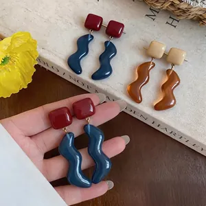 Eleganti orecchini a onde in resina colorata con design geometrico a perno quadrato