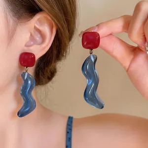 Orecchini a onde in resina blu con borchie quadrate rosse stile dopamina alla moda