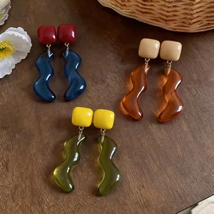 Eleganti orecchini in resina con perno quadrato e pendente ondulato colorato chic