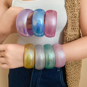 Vue détaillée de plusieurs bracelets épais en résine irisée aux couleurs jelly