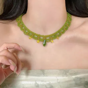 Collier ras du cou élégant en perles vertes avec des pendentifs en cristal en goutte
