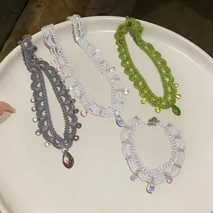 Vue détaillée d'un ensemble de bijoux en perles avec pendentifs en cristal